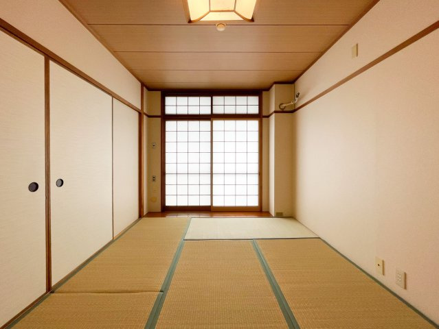 御影野村ハイツの和室|リビング横の和室です。横になってくつろげる、実用性の高い空間です。