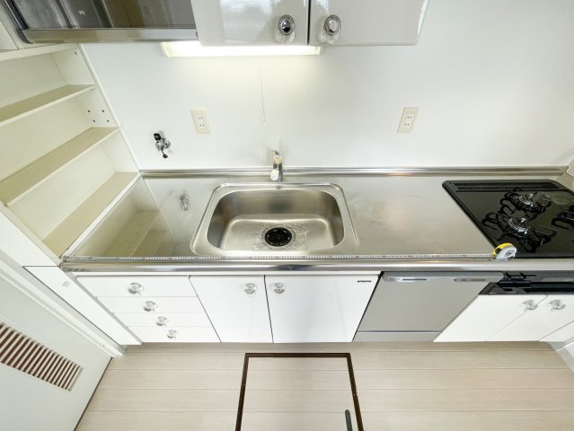 御影野村ハイツのキッチン|吊戸棚が設置されているため、収納には困りませんね。