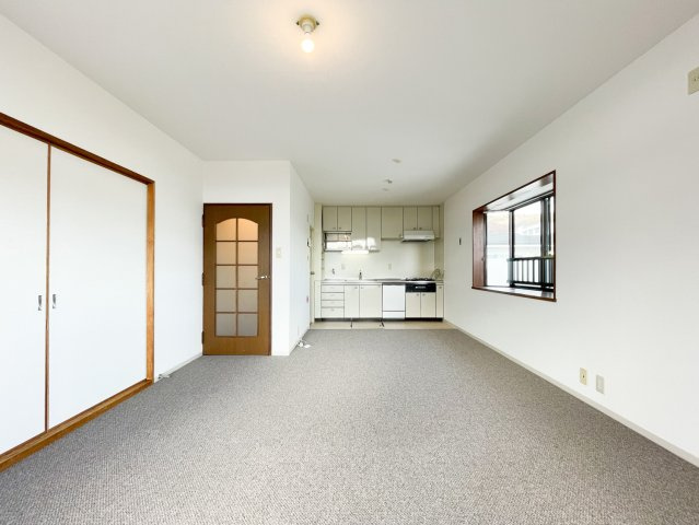 御影野村ハイツの居間・リビング|ダイニングと続くリビングです。