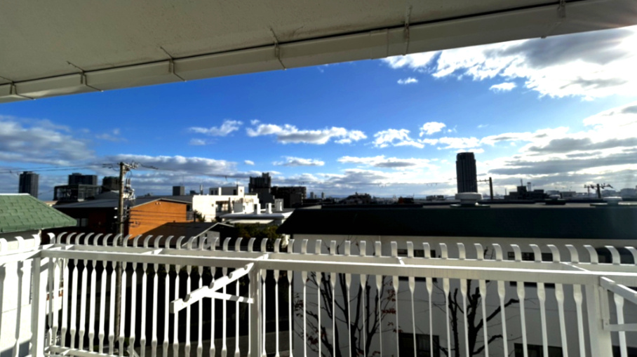 御影野村ハイツの展望|視界を遮る建物がなく、冬でも温かさを感じやすい南向きの住戸です。