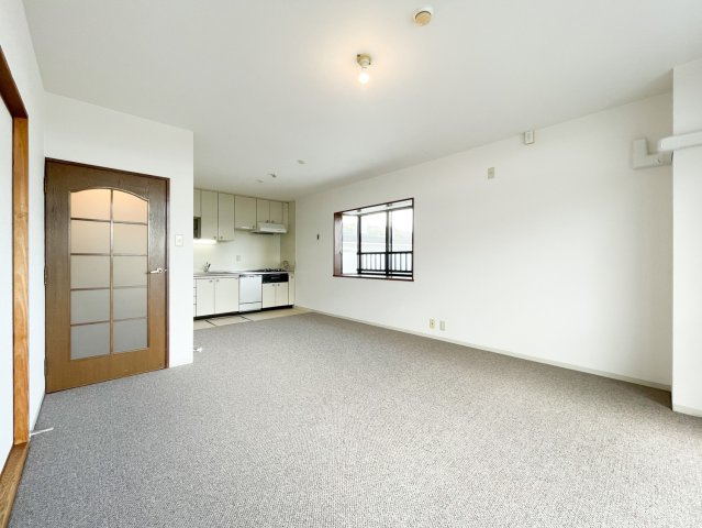 御影野村ハイツの居間・リビング|南向きのリビングは日当たりが良く、心地のいい空間です。床のカーペットは2025年7月に張替えたばかりでそのままお使いいただけます。