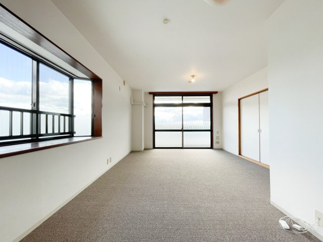 御影野村ハイツの居間・リビング|角部屋のためリビングには窓が二つあり、日中は照明をつけなくても十分な明るさです。
廊下を有効に活かした2WAY動線になっております。