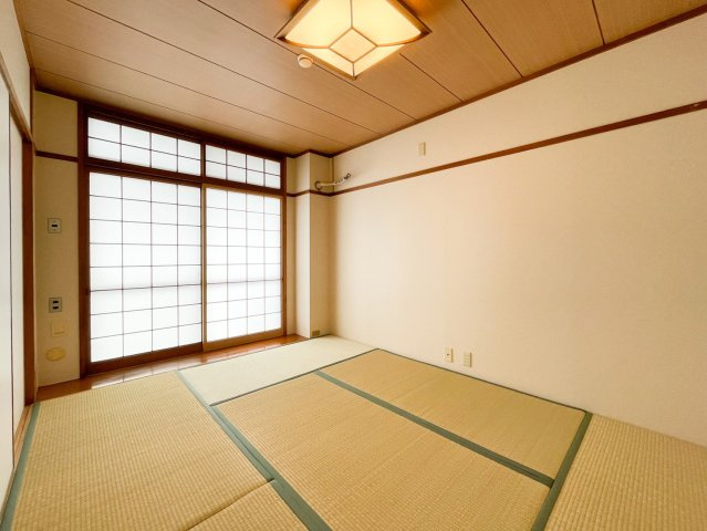 御影野村ハイツの和室|リビングのとなりにある続き和室は畳の表替えがされており、キレイな状態です。襖をしめればご友人やご家族がいらした際にゲストルームとしてもお使いいただけます。