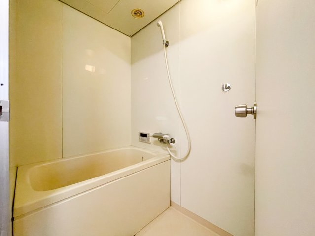 御影野村ハイツの浴室|シンプルで無駄がない浴室です。追い炊き機能がついているため、ご家族でご入浴時間が異なっても温かいお湯に浸かっていただけます。