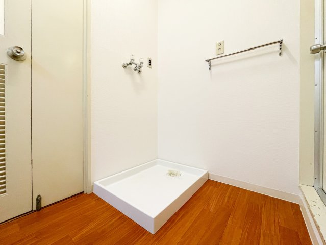 御影野村ハイツの脱衣所|防水パンが設置されている洗濯機スペース。混合水栓のため、お湯で洗濯物を洗っていただけます。