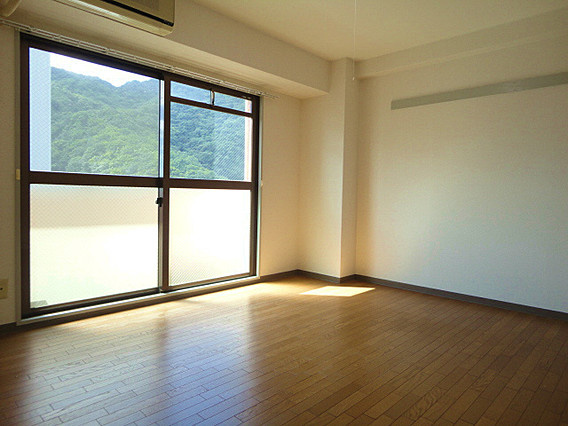 メープルレジデンスの居間・リビング