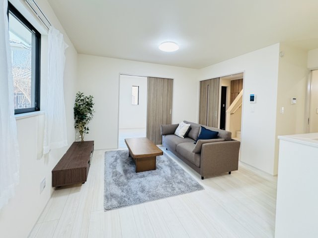 三郷市上彦名新築戸建【彦郷小学校：9分】の居間・リビング|15帖リビングダイニングキッチン