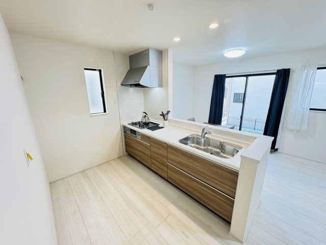 三郷市上彦名新築戸建【彦郷小学校：9分】のキッチン|広々システムキッチン・シンクの水栓には浄水器がついてます！