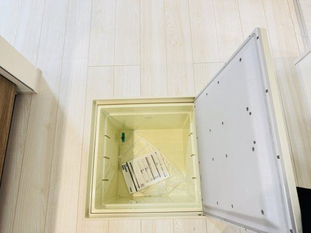 三郷市上彦名新築戸建【彦郷小学校：9分】のキッチン|キッチン床下収納