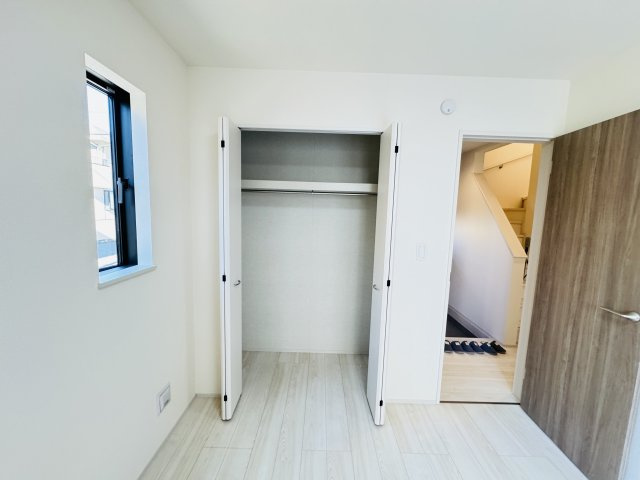 三郷市上彦名新築戸建【彦郷小学校：9分】の収納|1F5.25帖洋室収納