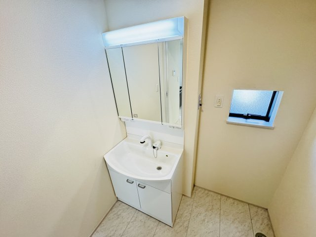 三郷市上彦名新築戸建【彦郷小学校：9分】の独立洗面台|シャワーヘッド付き三面鏡洗面化粧台