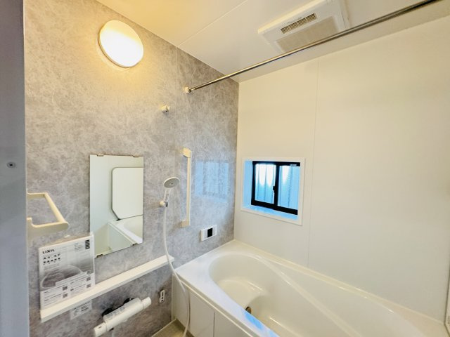 三郷市上彦名新築戸建【彦郷小学校：9分】の浴室|手元で水流切り替えシャワーヘッド