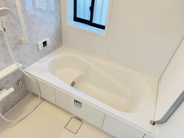 三郷市上彦名新築戸建【彦郷小学校：9分】の浴室|足を伸ばせる広々浴槽で毎日リラックス♪