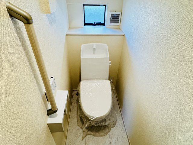 三郷市上彦名新築戸建【彦郷小学校：9分】のトイレ|温水洗浄暖房便座つきトイレ