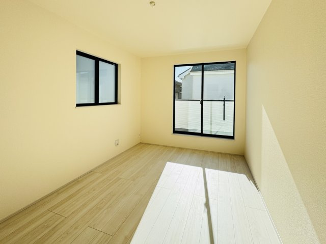 三郷市上彦名新築戸建【彦郷小学校：9分】の寝室|7.5帖寝室・南側バルコニー前の明るいお部屋です♪