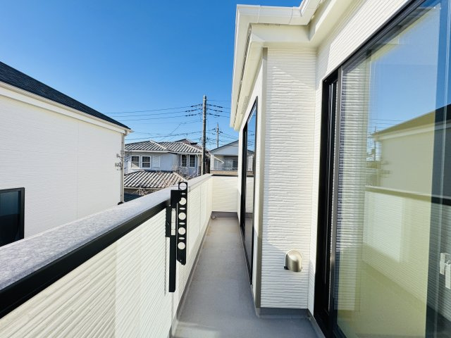 三郷市上彦名新築戸建【彦郷小学校：9分】のバルコニー|南向きワイドバルコニー・日当たり良好♪