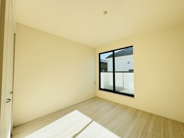 三郷市上彦名新築戸建【彦郷小学校：9分】の子供部屋|6.06帖洋室・南側バルコニー前の明るいお部屋です♪