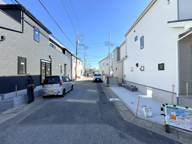 三郷市上彦名新築戸建【彦郷小学校：9分】の前面道路含む現地写真|北側前面道路・幅員約6ｍ