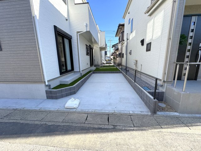 三郷市上彦名新築戸建【彦郷小学校：9分】の駐車場|駐車スペース・2台駐車可（もう１台分北側にあり）