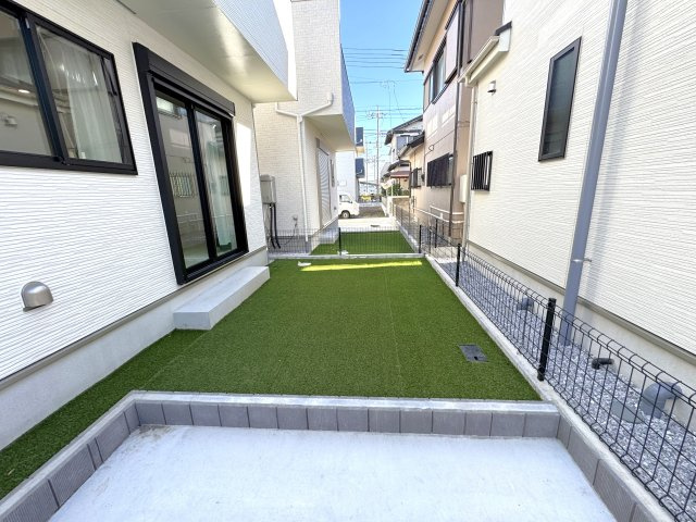 三郷市上彦名新築戸建【彦郷小学校：9分】の庭|リビング前・庭スペース