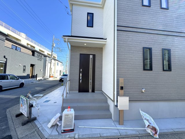 三郷市上彦名新築戸建【彦郷小学校：9分】のエントランス|エントランス・玄関ポーチ