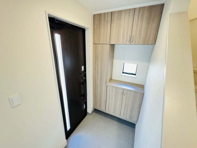 三郷市上彦名新築戸建【彦郷小学校：9分】の玄関|玄関ホール・容量たっぷりシューズボックス