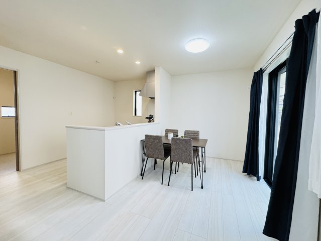 三郷市上彦名新築戸建【彦郷小学校：9分】の居間・リビング|15帖リビングダイニングキッチン