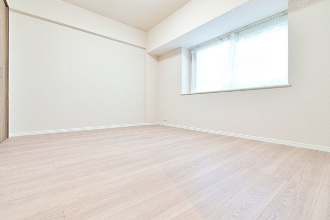 【洋室】 | アーサー箱崎公園パークビュー | 7.1帖の洋室。玄関側の洋室は出窓になっているので窓辺に物を置くことができます