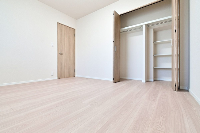 【収納】 | アーサー箱崎公園パークビュー | 広々とした洋室は収納スペースがたっぷり！どんなお洒落さんでも安心の大容量収納が自慢です