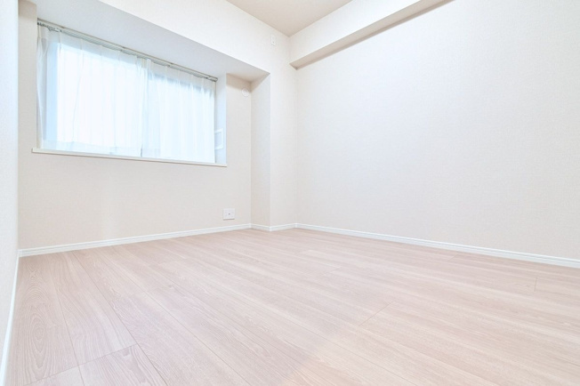 【洋室】 | アーサー箱崎公園パークビュー | 6.1帖の洋室。出窓には部屋の空間を広く感じさせる効果もあります