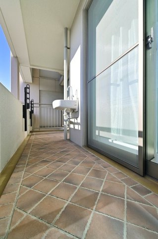 【バルコニー】 | アーサー箱崎公園パークビュー | 南向きのバルコニーは陽当り良好で、たっぷりのお洗濯物もよく乾きます