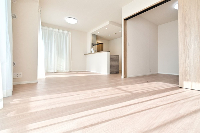 【居間・リビング】 | アーサー箱崎公園パークビュー | 明るいLDKは隣りの洋室とつなげて広く使ってもOK。ライフスタイルに合わせて自由に使えます