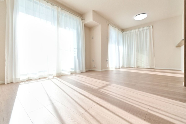 【居間・リビング】 | アーサー箱崎公園パークビュー | 大きな窓のあるLDKは明るさたっぷり。食事のときも、くつろぎの時間も楽しい家族の時間をすごせそうです