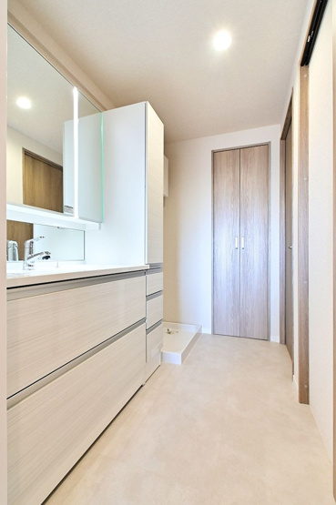 【独立洗面台】 | アーサー箱崎公園パークビュー | 三面鏡裏収納付で、散らかりがちな洗面回りもすっきりと片付きます。リネン庫もあり使いやすい脱衣所です