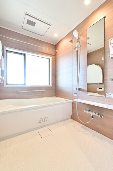 【浴室】 | アーサー箱崎公園パークビュー | バスルームには大きな窓がついているので換気がしやすく、カビしらずで清潔な状態をキープできます