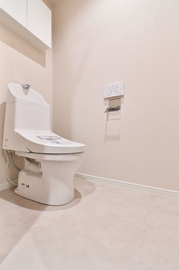 【トイレ】 | アーサー箱崎公園パークビュー | 冬は便座も温水も温かく快適なシャワー付トイレ。上部には収納を設置◎