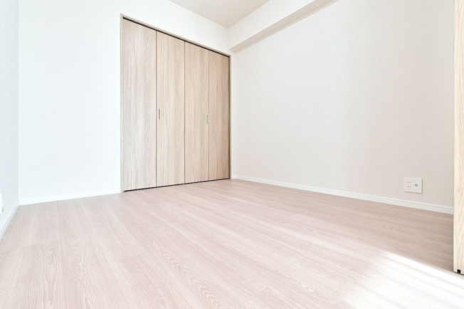 【洋室】 | アーサー箱崎公園パークビュー | 4.4帖の洋室。リビングとは引き戸でフラットにつながっています。もちろん個室としても快適に使えます