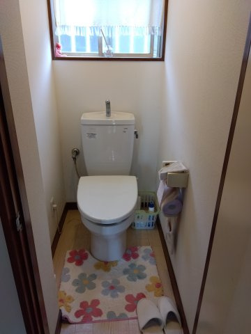 売中古戸建　富士市原田のトイレ|窓があるので明るく清潔感のあるトイレです。