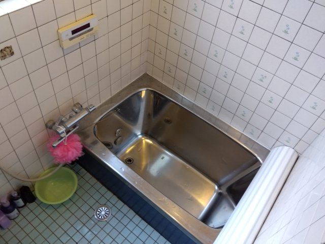 売中古戸建　富士市原田の浴室|ステンレス調の白いタイルが素敵なお風呂です。