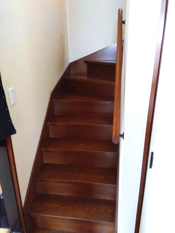 売中古戸建　富士市原田の内装|手すりのついた緩やかな階段です。階段の色も汚れが目立たずお掃除もしやすいです。
