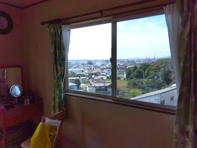 売中古戸建　富士市原田の洋室|景色はとても良いです。緑もあり四季も感じられます。