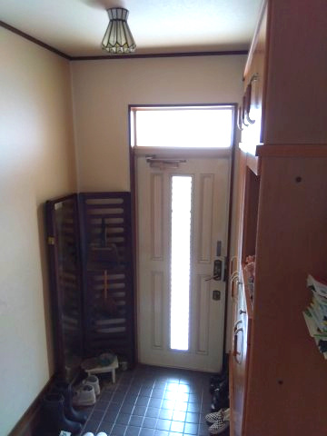 売中古戸建　富士市原田の玄関|日差しの入る明るい玄関です。黒いタイル張りなので汚れも気になりません。
