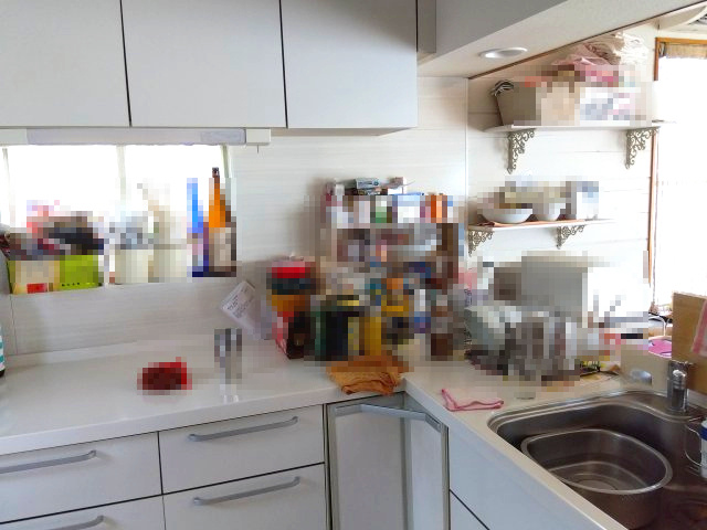 売中古戸建　富士市原田のキッチン|コ－ナ－部分の収納もしっかり活用されています。棚もあるので収納にも困りません。