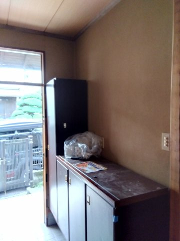 売中古戸建　富士市大淵の玄関|備え付けのシューズボックスがあるので収納がたっぷりあります。靴をしまって玄関をすっきりと使えます。