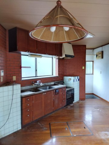 売中古戸建　富士市大淵のキッチン|キッチンには窓があり明るく開放的です。壁付けキッチンなので集中してお料理出来ますね。