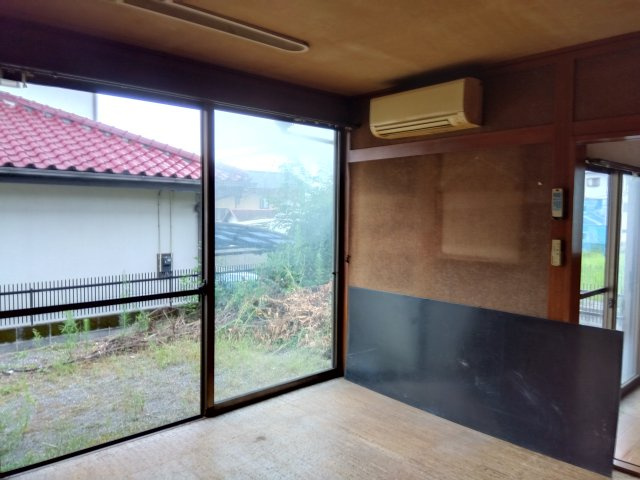 売中古戸建　富士市大淵の居間・リビング|大きい窓があるので明るい空間でのびのびと生活できます。家族が自然に集まるような広さのリビングです。