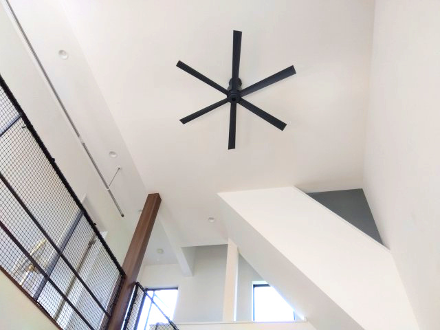 売中古戸建　富士市北松野の内装|天井にはシーリングファンが設置してあり、空気をやさしく循環させ快適でエコなリビング空間を実現します。