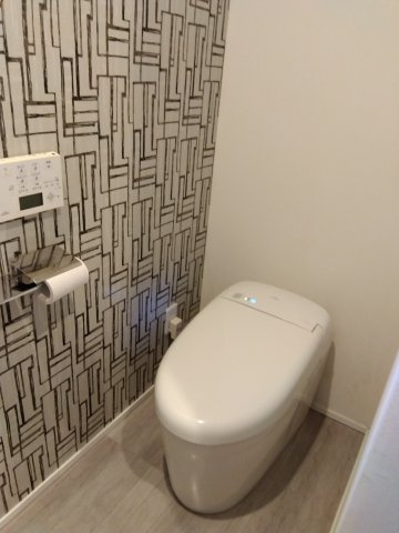 売中古戸建　富士市北松野のトイレ|１階のお手洗いはオシャレなタンクレス式トイレです。アクセントクロスが上品な雰囲気です。
