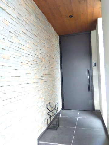 売中古戸建　富士市北松野の玄関|玄関先に屋根があると雨の日に荷物があってもスムーズに出入りできます。