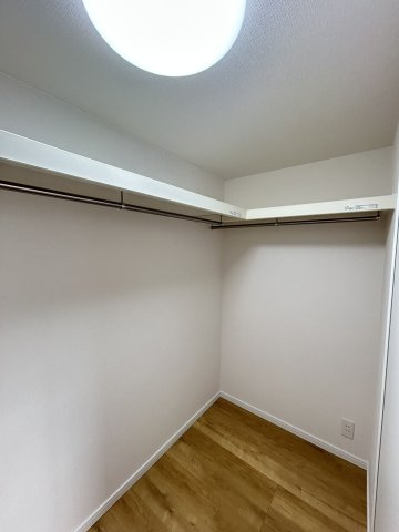 【収納】 | 笹の台4 | ウォークインクローゼット。季節物の洋服や、普段使いの鞄を収納したり多様な使い方ができます